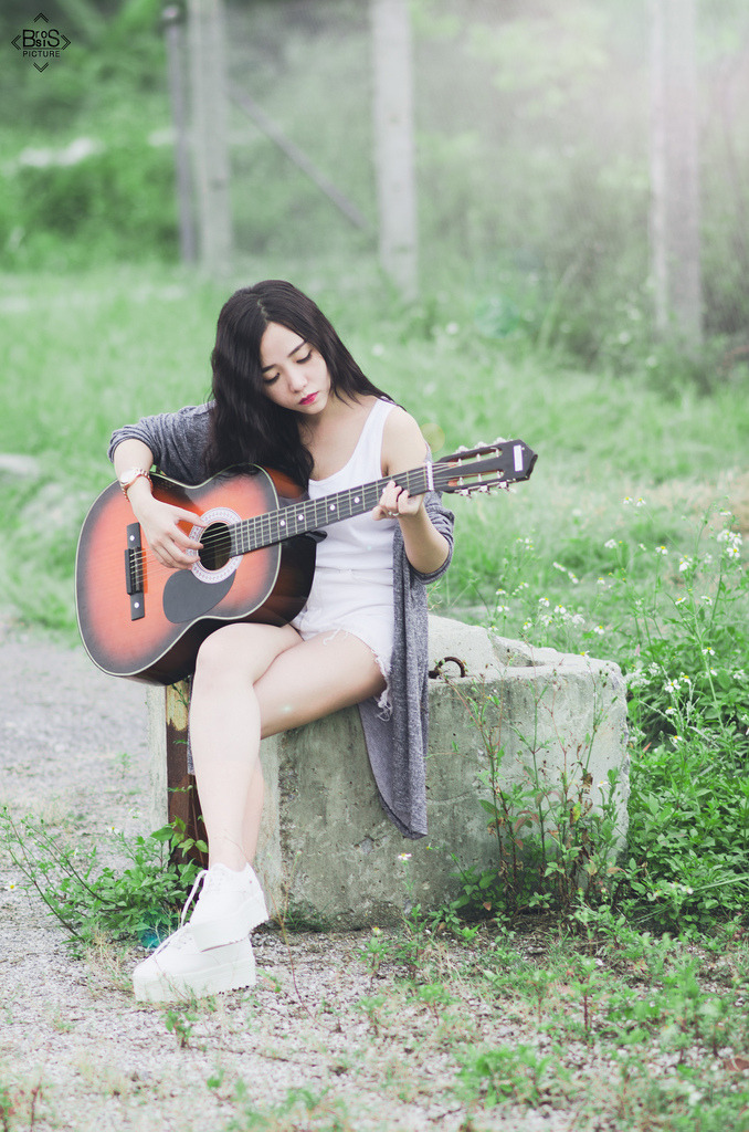 趁女朋友洗澡玩她闺蜜电影